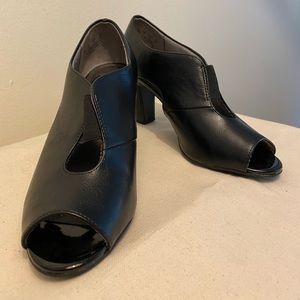 Life Stride Carla Cutout Black Booties